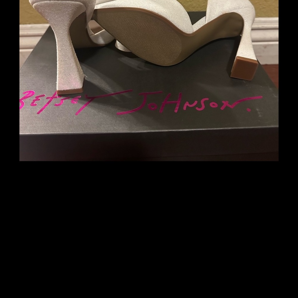 Betsey Johnson Cream Bow Heels - Picture 3 of 4